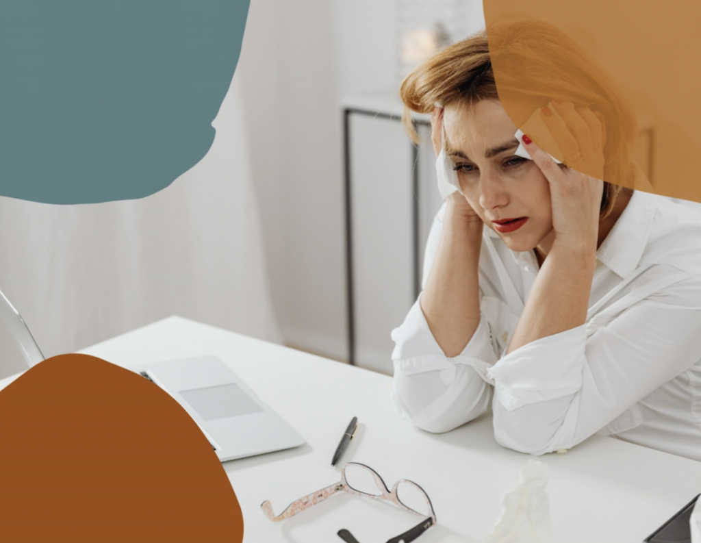 Photo d'une femme en burn out , épuisée par son travail